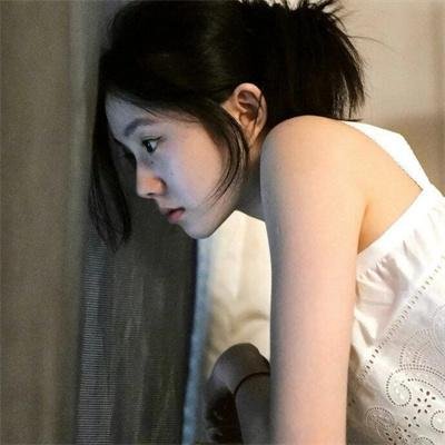 穿一只红鞋的男人